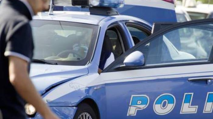 Palermo, folla circonda polizia e fa fuggire rapinatore