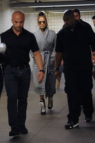 Jennifer Lopez in giro per NY: ha solo l'accappatoio 1