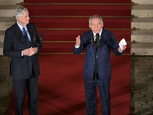 Il neo-premier Bayrou vede Le Pen (e gli altri). Ma intanto non lascia la poltrona di sindaco