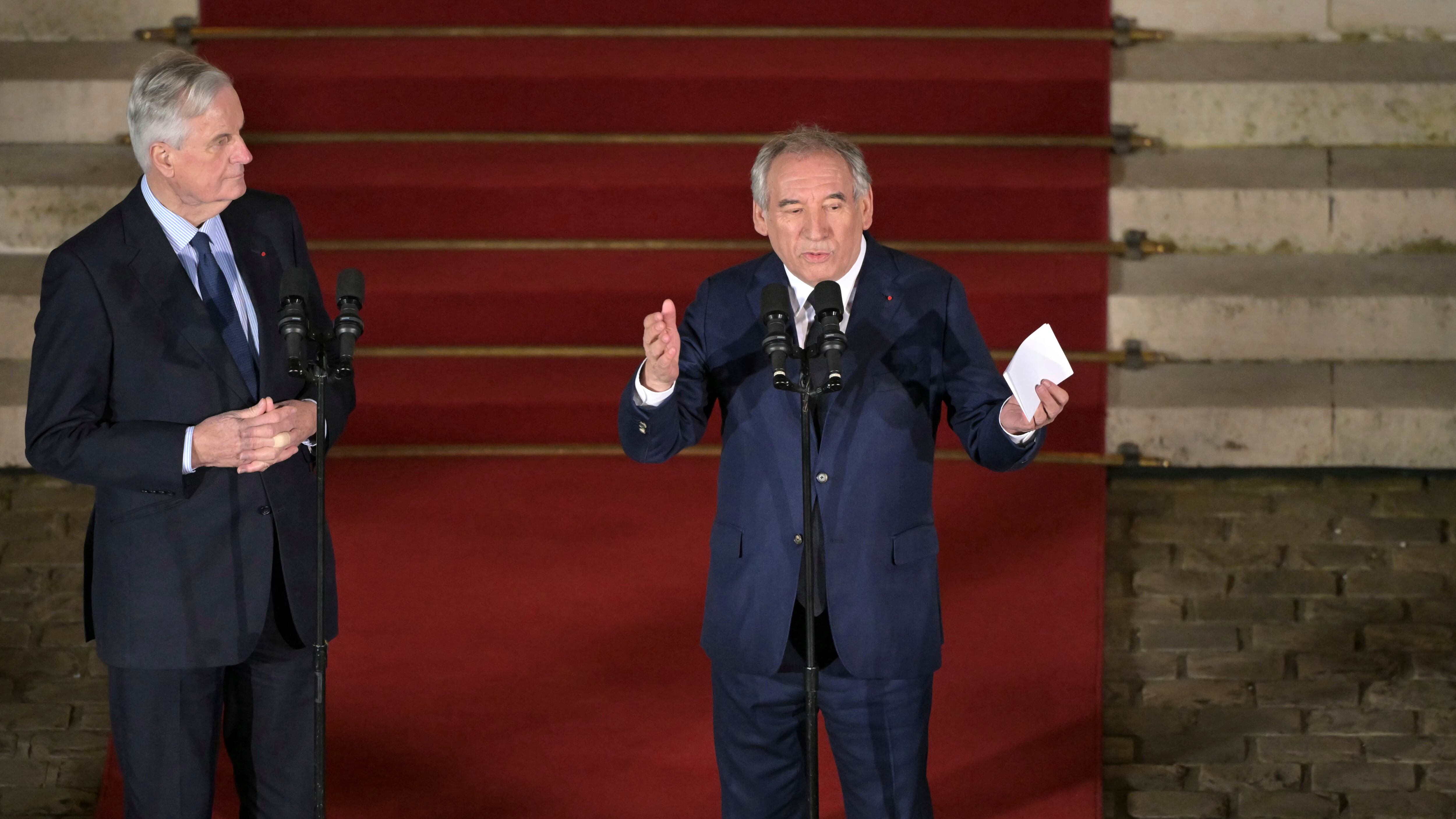 Il neo-premier Bayrou vede Le Pen (e gli altri). Ma intanto non lascia la poltrona di sindaco