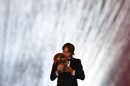 Luka Modric è il nuovo Pallone d'oro: ecco gli scatti alla cerimonia di premiazione 2
