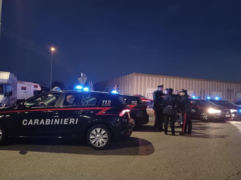 Cordone di polizia attorno al capannone del rave party 8