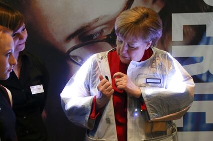Super Angela: ecco la nuova giacca iper tecnologica della Merkel 5
