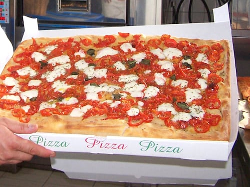Ristoratore offre pizza gratis (ma solo a italiani in difficoltà)