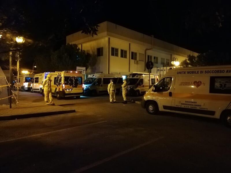 Ambulanze in coda fuori dall'ospedale Moscati di Taranto.