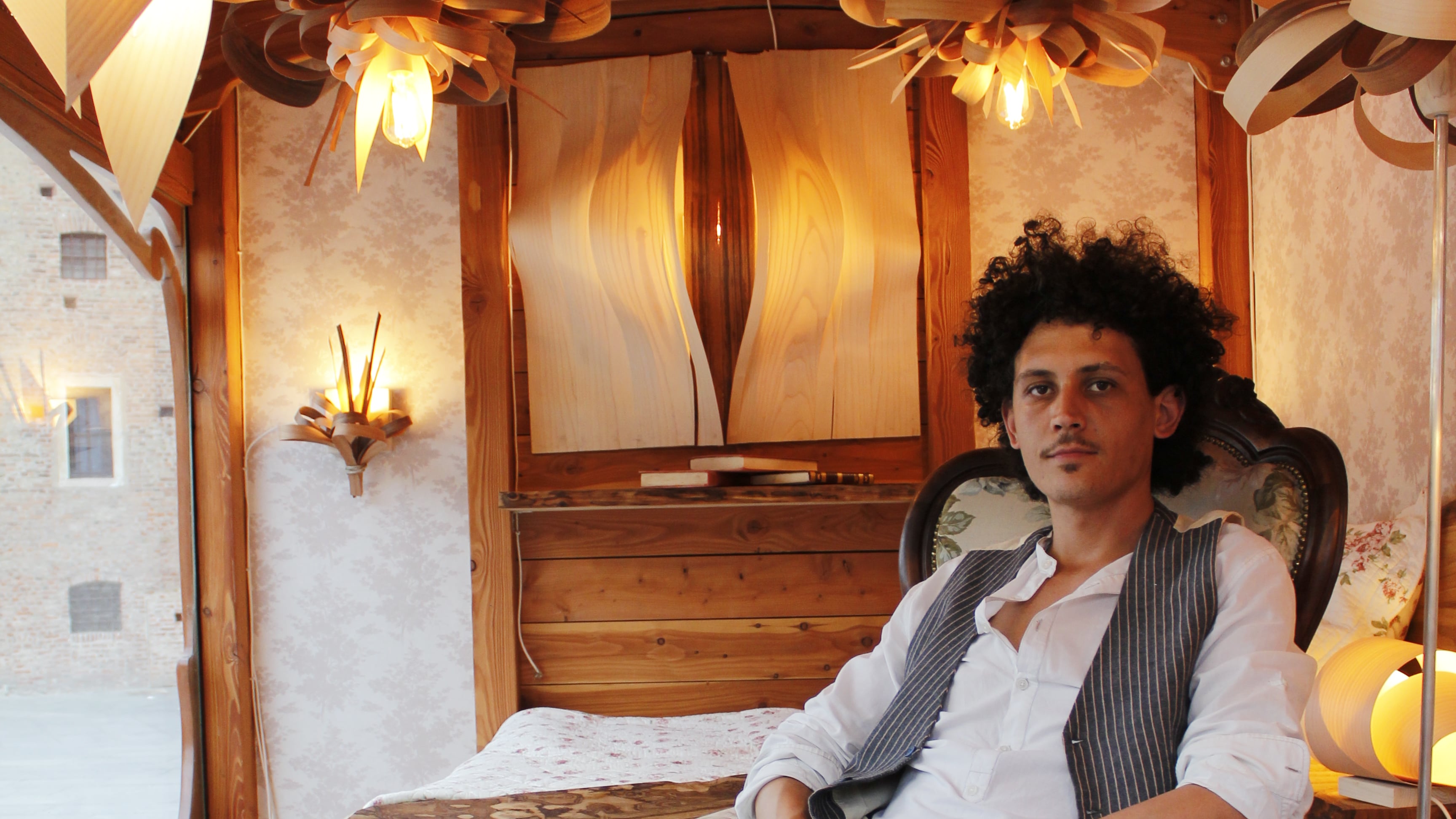 Il falegname-artista folgorato dai lampadari
