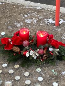 Crans-Montana, candele e lumini rossi sul luogo della strage 12