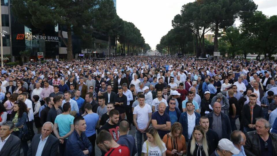 Albania, 140 manifestanti intossicati dopo il corteo