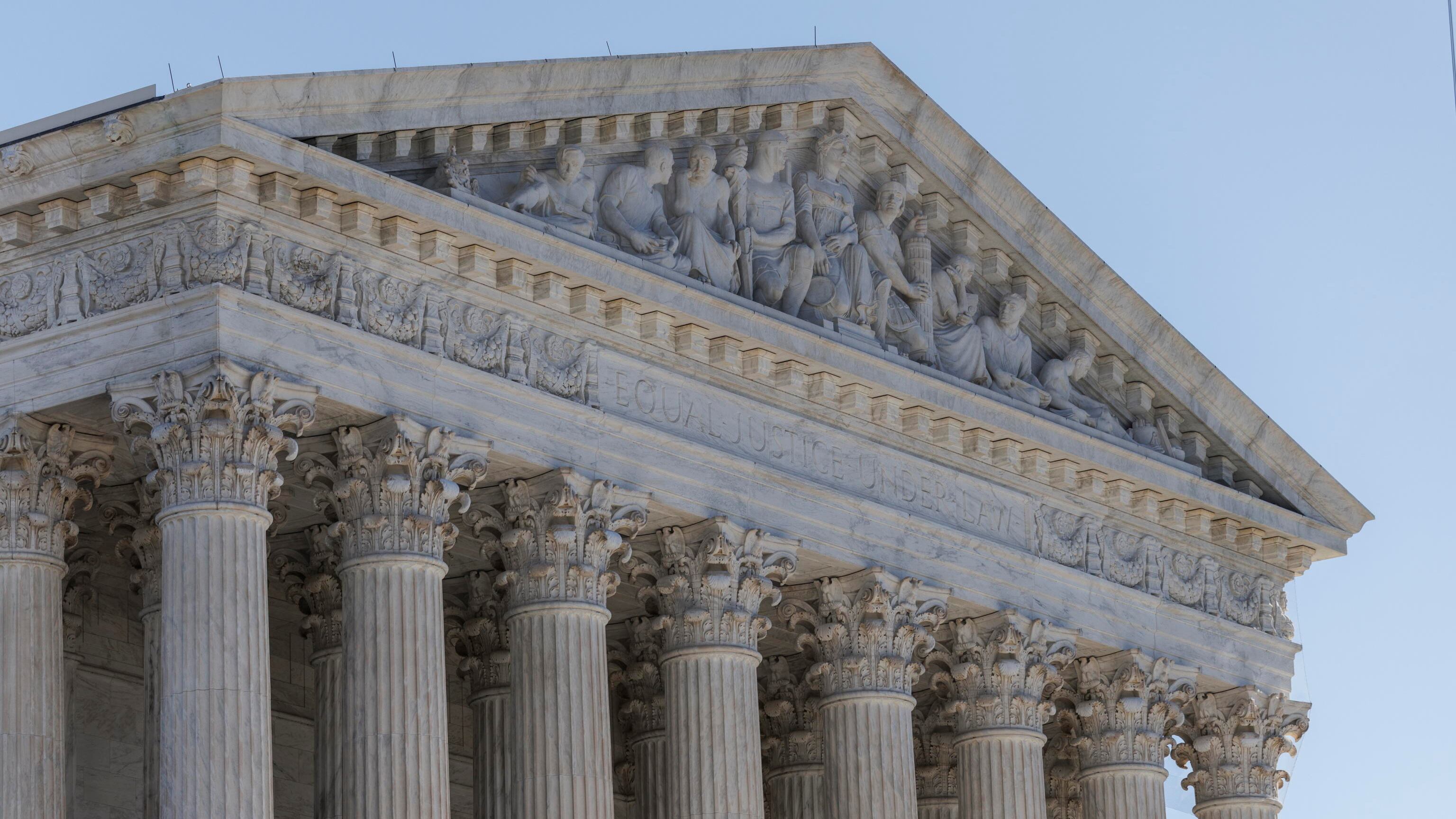 Schiaffo della Corte suprema ai dazi: chi sono i 3 giudici conservatori che hanno "tradito" Trump
