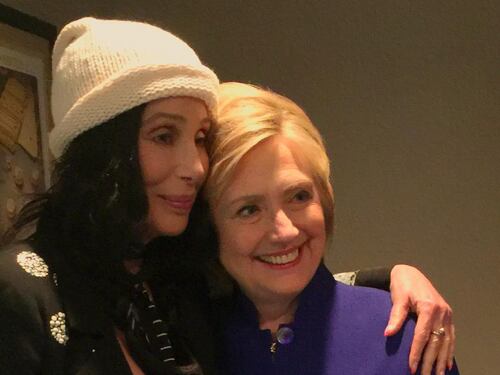 Cher non vuole clandestini a Los Angeles. Ed è lite col figlio di Trump