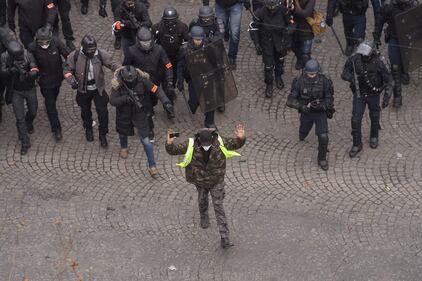 Parigi, scontri fra polizia e gilet gialli vicino l'Arco di Trionfo 8