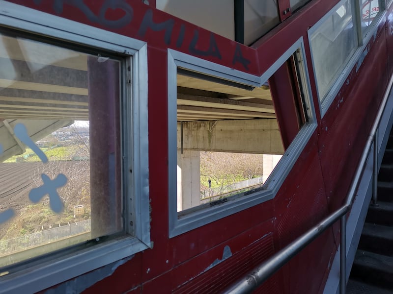 Nella stazione da incubo, tra svastiche, scritte razziste e abbandono 7