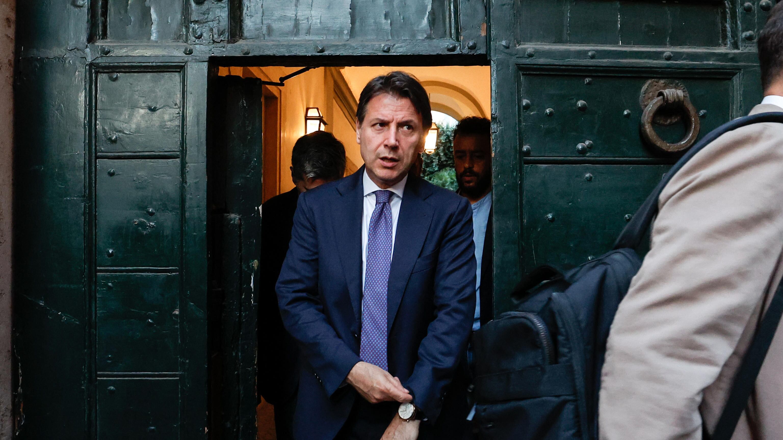 Il M5S si è incartato. E Conte chiama Draghi per l'ultima mediazione