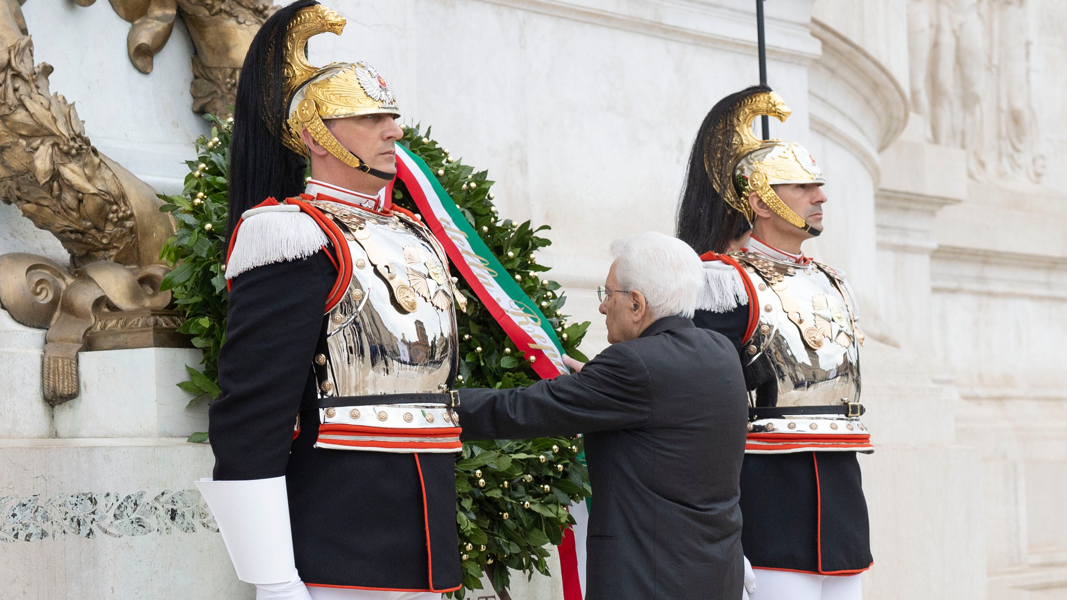 2 giugno, Mattarella: "Difendere ogni giorno indipendenza e libertà". E Meloni: "È la festa della nostra unità"