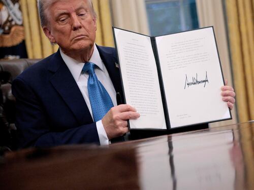 Dazi congelati e 10mila soldati al confine: così Trump tratta col Messico