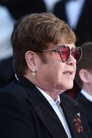 Elton John sul red carpet con gli occhiali a cuore 2