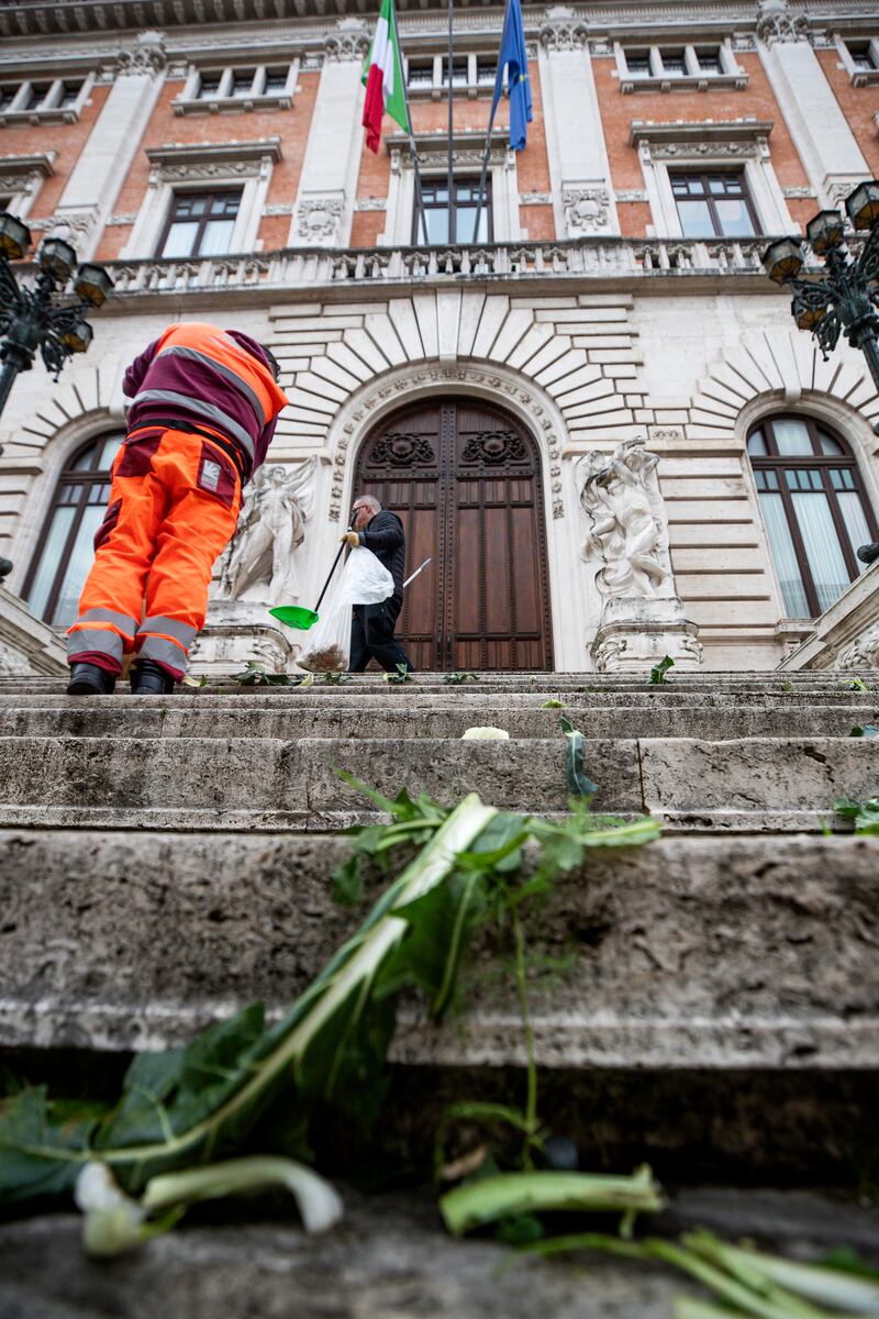 Il blitz di Ultima Generazione davanti palazzo Montecitorio: le immagini 1