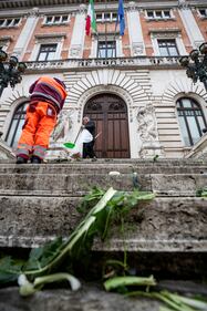 Il blitz di Ultima Generazione davanti palazzo Montecitorio: le immagini 1