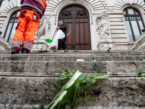 Il blitz di Ultima Generazione davanti palazzo Montecitorio: le immagini