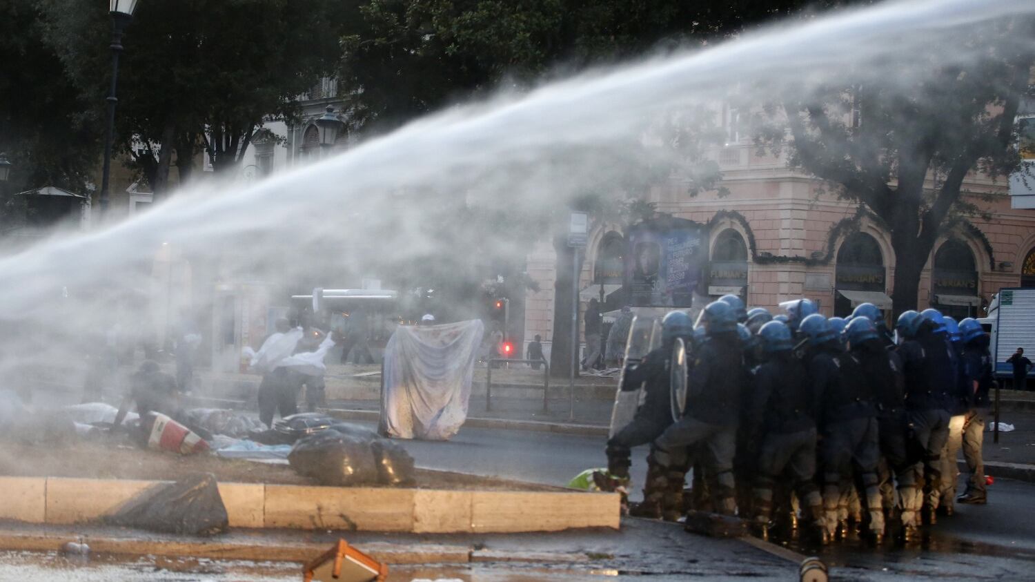Migranti sgomberati, l'ira dei poliziotti: "Questo scempio deve finire"