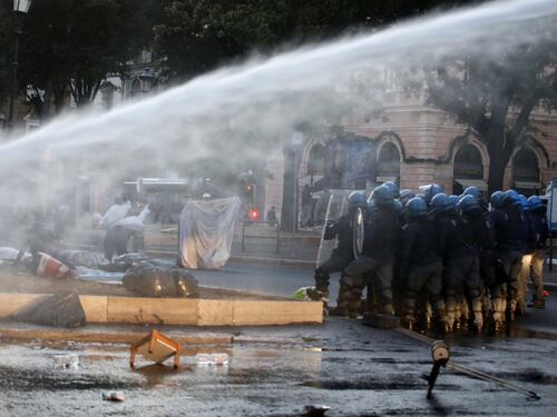 Migranti sgomberati, l'ira dei poliziotti: "Questo scempio deve finire"