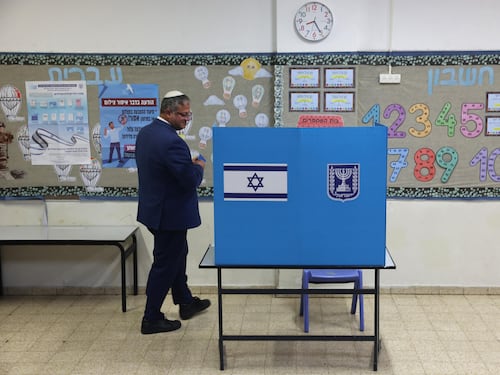 Israele al voto, Netanyahu rischia il governo: Eisenkot avanti nei sondaggi. Ecco chi può decidere la sfida