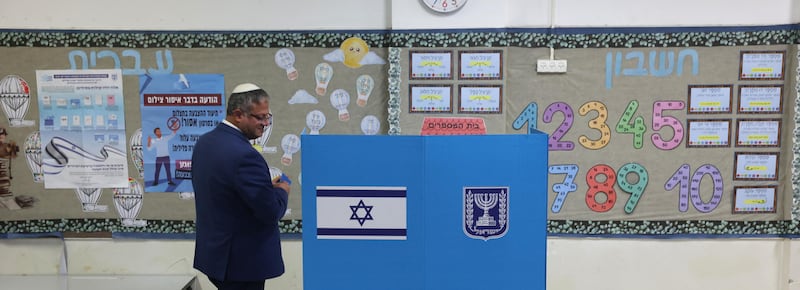 Israele al voto, Netanyahu rischia il governo: Eisenkot avanti nei sondaggi. Ecco chi può decidere la sfida