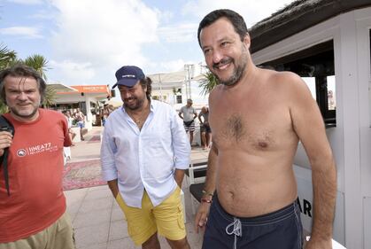 Salvini a Milano Marittima tra la Guardia Costiera, fan e riposo 4