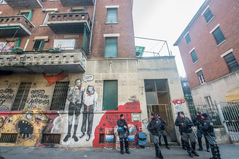 Blitz delle forze dell'ordine in via Gola, a Milano 8