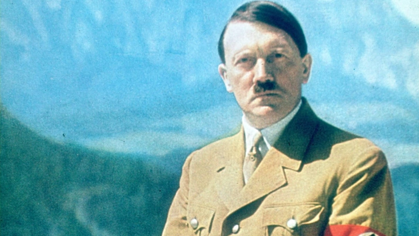 'Sarà una serata tutto gas': la torta con Hitler alla festa di 15enni scatena bufera