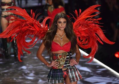 Taylor Hill, disinvolta tra gli angeli di Victoria's Secret 4