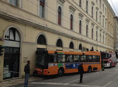 Ancona, autobus si schianta: 18 feriti 1