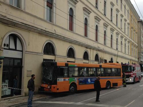 Ancona, autobus si schianta
