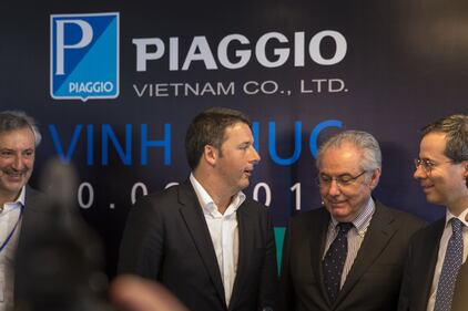 Renzi visita Piaggio in Vietnam 1