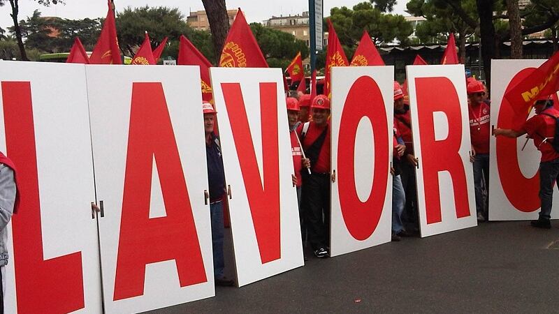 Picchetto di Natale davanti ai cancelli dell’azienda Treofan di Salerno