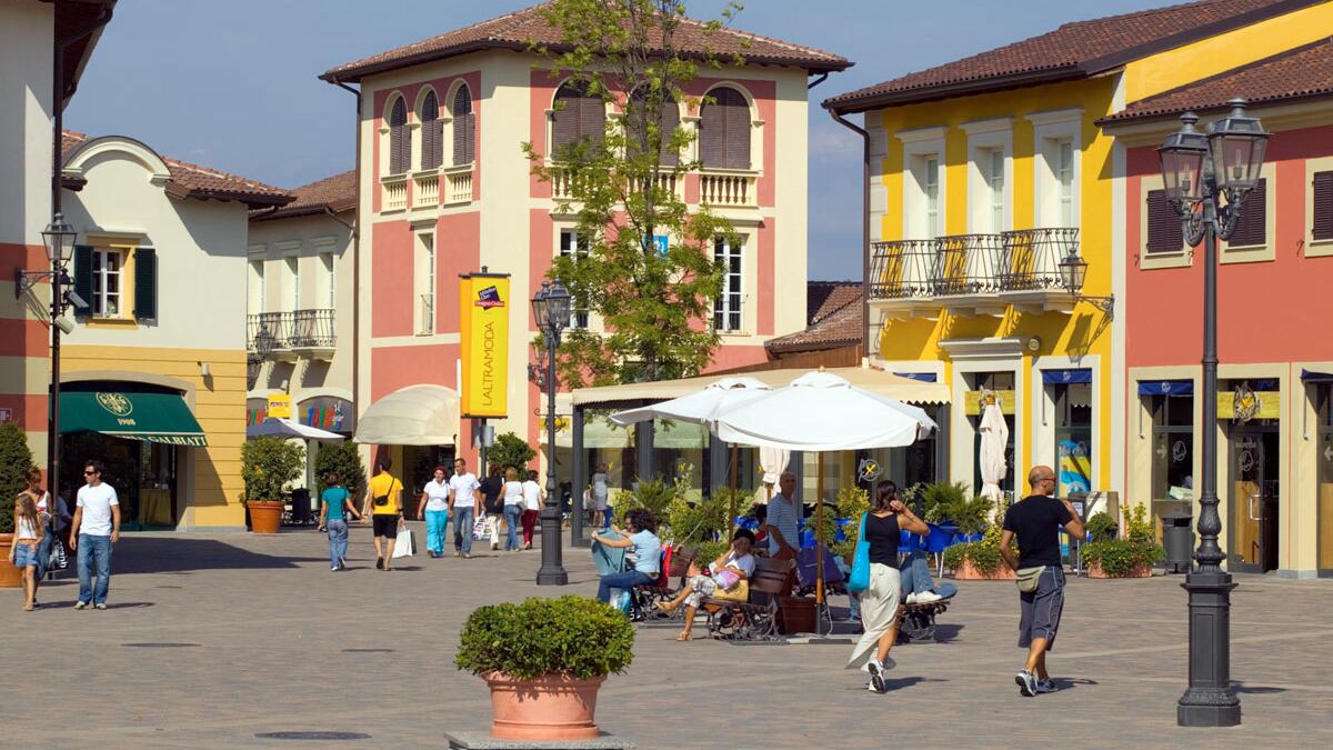 Shopping e preghiera. Una tenda-moschea all'outlet di Serravalle