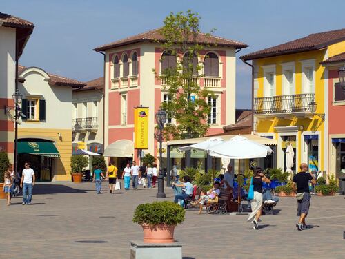 Le zarine dello shopping con la sindrome da outlet