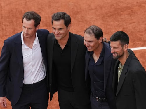 I grandi del tennis abbracciano Nadal sulla sua amata terra rossa