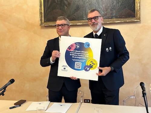 Milano Cortina, i colori dei Giochi sulle vetrine dei negozi