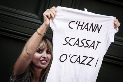 La t shirt della Mussolini: "C'hann scassat o'cazz" 1