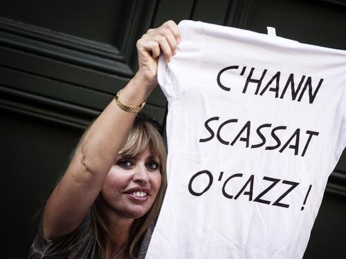 La t shirt della Mussolini: "C'hann scassat o'cazz"