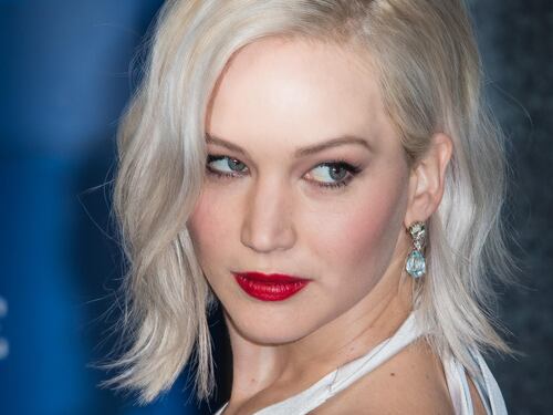Jennifer Lawrence splendida in bianco