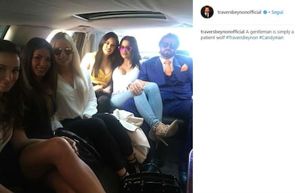 Travers Beynon con le sue ragazze sexy 10