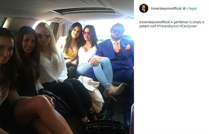 Travers Beynon con le sue ragazze sexy 10