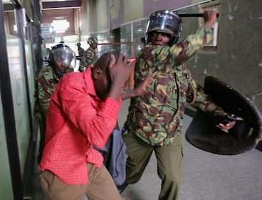 Kenya: polizia usa gas lacrimogeni contro i manifestanti 14