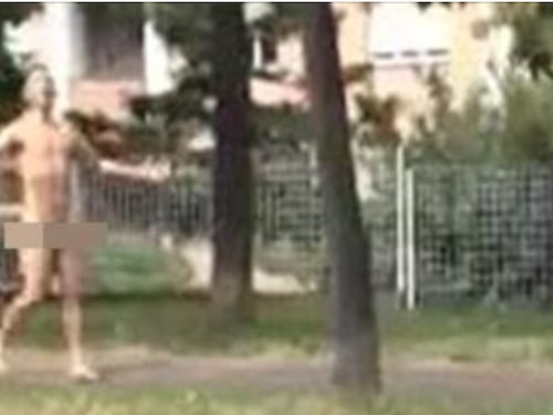 Roma, nudi di fronte ai bambini: immigrati picchiano un poliziotto