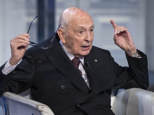 "Per la sua sicurezza 45 agenti" Bufera sulla scorta di Napolitano
