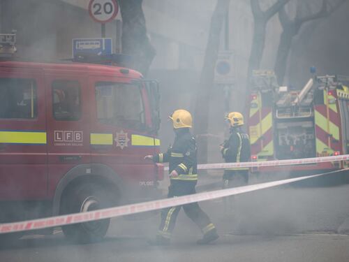 Maxi incendio a Londra: 2mila persone in fuga