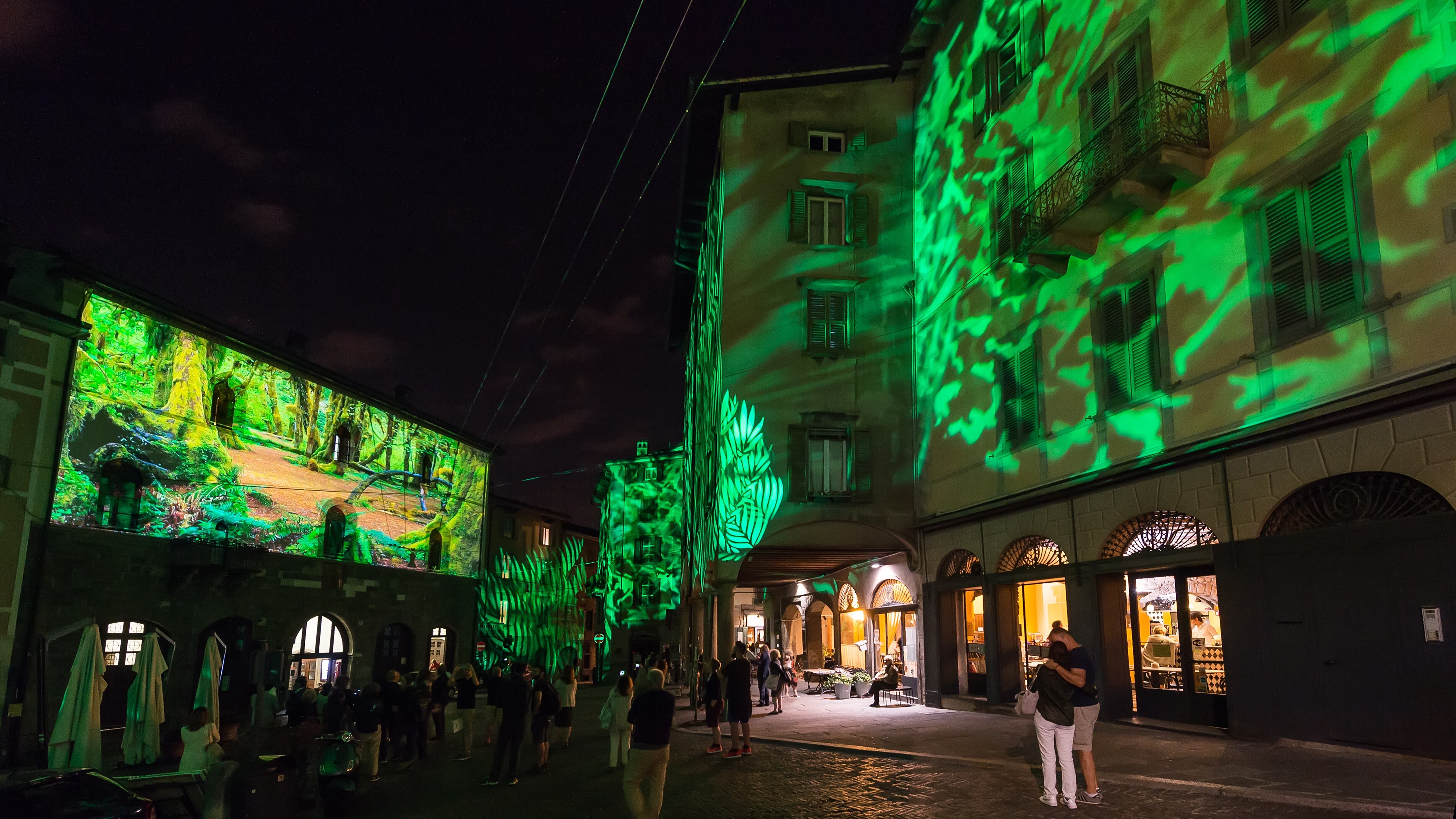 Scenografie di luci e suoni rendono magica Bergamo Alta