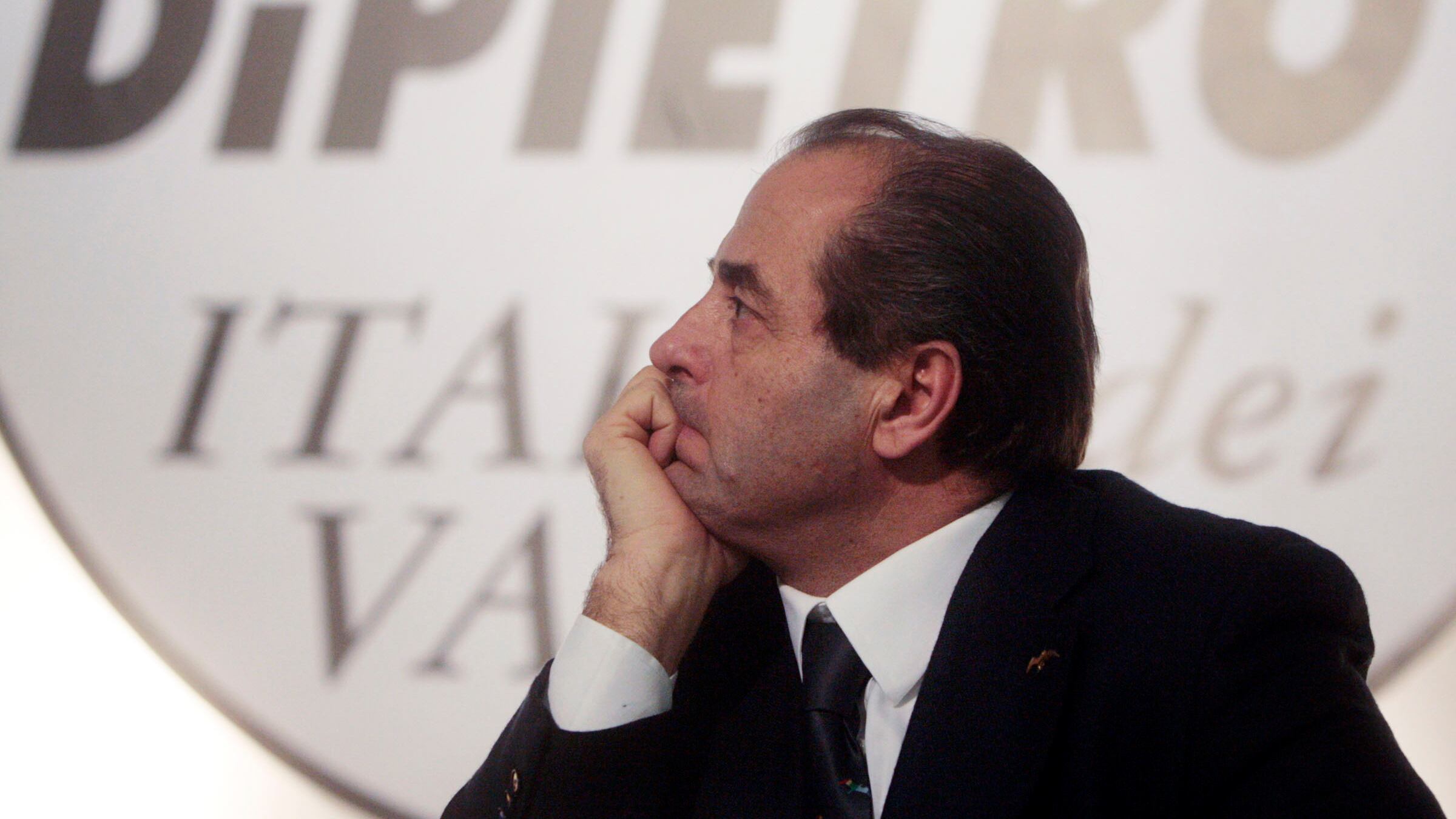 Tonino da accusatore ad accusato: sull’eredità milionaria balbetta in tv